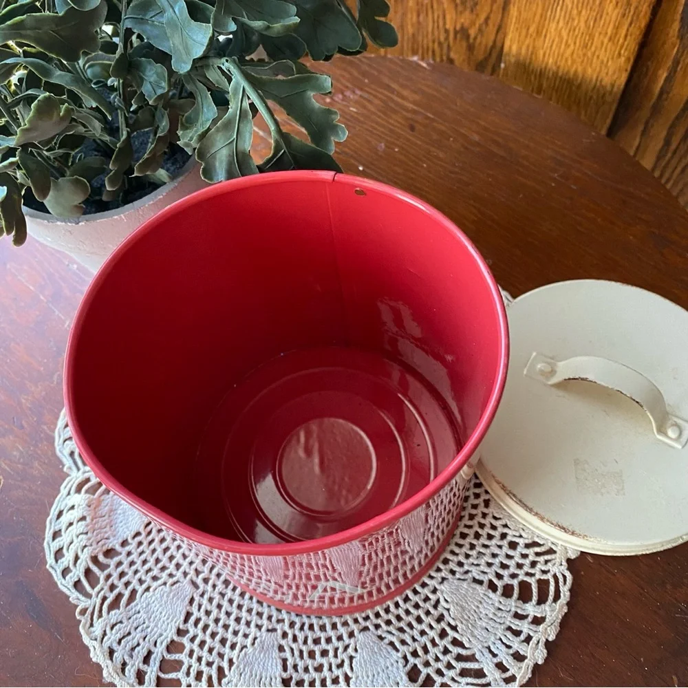 Retro Red and White Tea Canister Kitchen Accessory EUC
